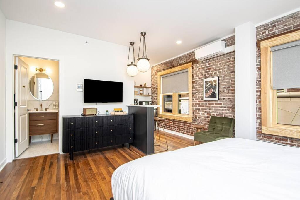 King Bed Stylish Studio In Heart Of Downtown Room # 200 هوت سبرنغز المظهر الخارجي الصورة