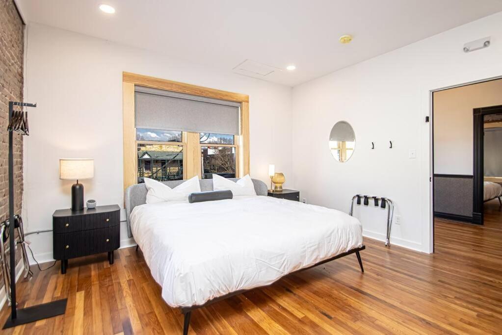 King Bed Stylish Studio In Heart Of Downtown Room # 200 هوت سبرنغز المظهر الخارجي الصورة