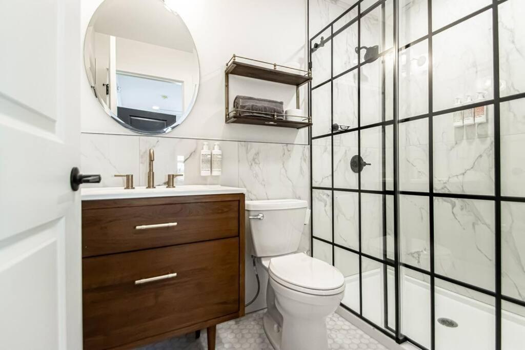 King Bed Stylish Studio In Heart Of Downtown Room # 200 هوت سبرنغز المظهر الخارجي الصورة